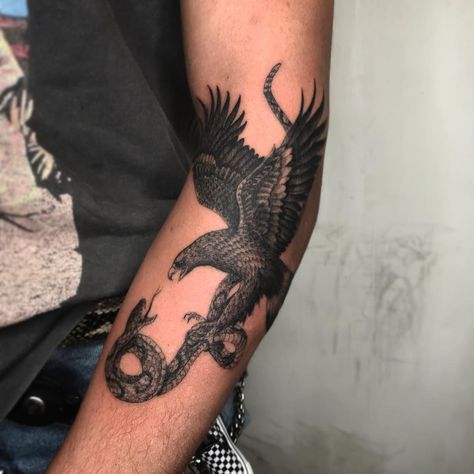 Mexico Eagle Tattoo, Eagle Vs Snake, Eagle Tattoo Arm, Snake Tattoo Meaning, Mexican Tattoo, Petit Tattoo, Snake Tattoo Design, Elbow Tattoos, Eagle Tattoos