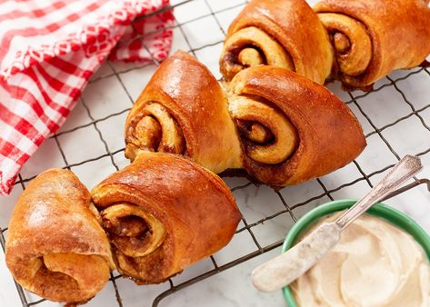 Mary Berg Cinnamon Roll Bread, Mary Makes It Easy, Mary's Kitchen, Cinnamon Roll Bread, Rolls Homemade, Mary Berg, Xmas Recipes, Cinnamon Icing, Bread Sweet