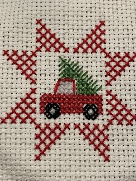 Mini Christmas Cross Stitch Patterns Free, Small Cross Stitch Patterns Free Minis, Mini Christmas Cross Stitch Patterns, Embroidery Floss Projects, Christmas Cross Stitch Alphabet, Cross Stitch Christmas Patterns, Christmas Cross Stitch Patterns Free, Holiday Cross Stitch Patterns, Santa Cross Stitch