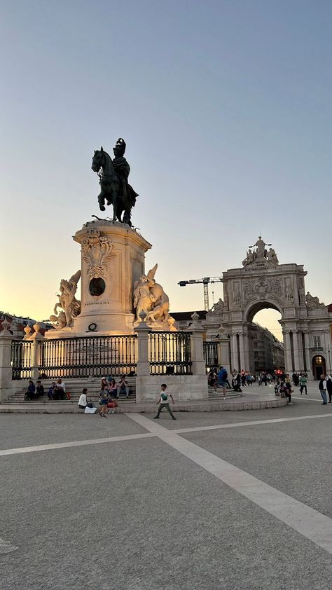 Praça dò Comércio Lisabona Portugal, Portugal Astethic, Lisabona Aesthetic, Portugal Travel Aesthetic, Portugal Aesthetic Vintage, Lisbon Wallpaper, Europa Aesthetic, Porto Portugal Aesthetic, Lisboa Aesthetic