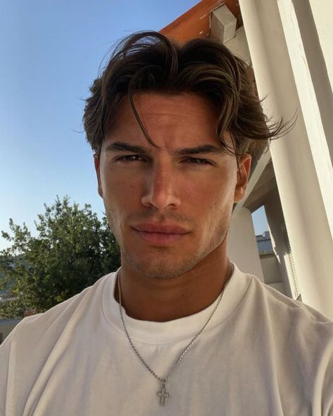 Short Flow Haircut Men, Middle Part Hairstyles Men, Middle Part Haircut, Boyfriend Hair, Mens Haircuts Straight Hair, Young Men Haircuts, Haircuts Medium, Mens Haircuts Short Hair, Permed Hair