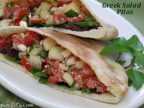 Pita breads are stuffed with crunchy Greek salad, baby spinach, and a quick and easy kalamata olive tapenade for a healthy light supper o... Make Pita Bread, Pita Bread Sandwich, Pita Recipe, Tapenade Recipe, Homemade Pita Bread, Pita Recipes, Pita Pizzas, Olive Tapenade, Pita Chips