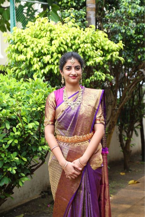 Violet Pattu Saree, Gold Dress Makeup, Violet Saree, Vaddanam Designs, Wedding Saree Blouse, Saree Jewellery, Wedding Saree Blouse Designs, Hindu Bride, Wedding Saree Collection