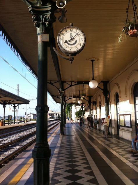 79: 6: 241112: Platform: With a classic touch and a smiling clock. Steam Train Interior, Train Restaurant, London Background, Train Station Clock, Train House, Train Aesthetic, Bathroom Wall Colors, Train Model, Train Platform