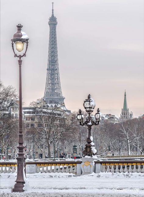 Eiffel Tower Pictures, Paris Tour Eiffel, Paris Wallpaper, Parisian Life, Voyage Europe, Paris Photography, Paris Photo, Winter Wallpaper, Winter Scenery