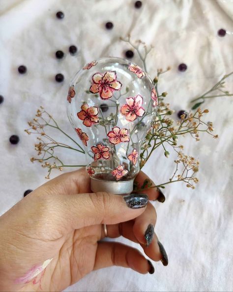 Bulb Painting, Art And Crafts, Diy Art, Light Bulb, Art Inspiration, Arts And Crafts, Paint, Collage, Quick Saves