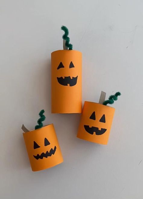 Bricolage D'halloween, Bricolage Halloween, Costumes College, Halloween Crafts Preschool, Halloween Paper Crafts, Halloween Fest, Homemade Halloween Decorations, Halloween Arts And Crafts, Halloween Preschool