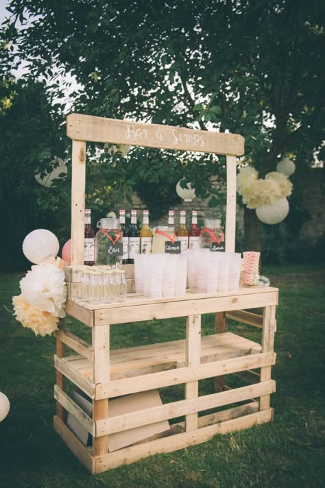 Bar à sirop Wedding Drink Bar, Pallet Wedding, Deco Champetre, Drink Bar, Country Diy, Country Chic Wedding, Picnic Wedding, Pallet Decor, בר מצווה