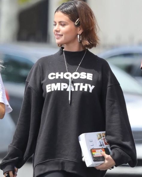 Selena Gomez Summer, Selena Gomez Street Style, Selena Gomez Short Hair, Shortish Hair, Cute Bob Hairstyles, Short Dark Hair, Fashion Street Style, Blonde Hair Looks, Studio City