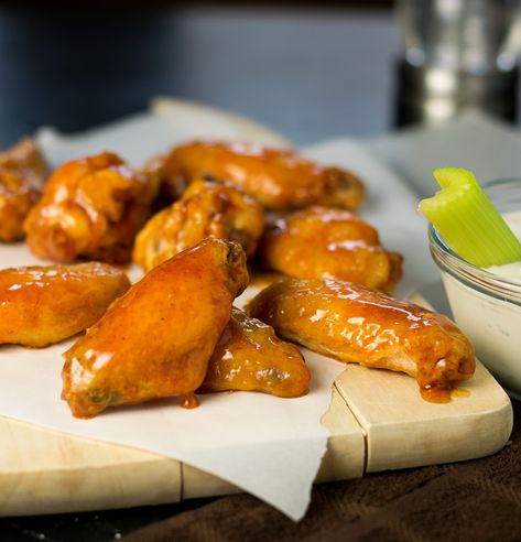 How to make crispy baked chicken wings Pizza Hut Wing Sauce Recipe, Crispy Baked Chicken Wings Recipe, Buffalo Wings Recipe, Hot Wing Recipe, Crispy Baked Chicken Wings, Wing Sauce Recipes, Wings Recipe Buffalo, Crispy Baked Chicken, Wings Recipe