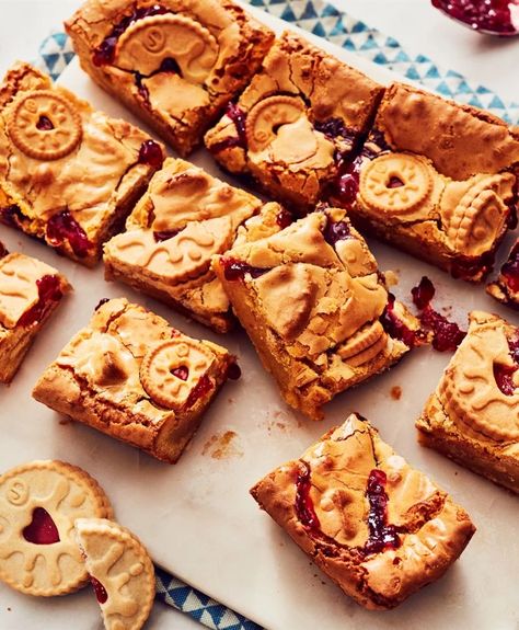 Leftover Biscuits, Jammie Dodgers, Blondie Recipe, Caramel Chocolate Chip Cookies, Blondies Recipe, Food Goals, Baking Tins, Vegan Condiments, Tray Bakes