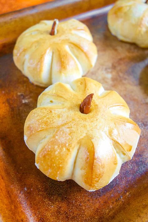 Pumpkin Shaped Rolls, Pumpkin Dinner Rolls Recipe, Shaped Dinner Rolls, How To Make Rolls, Rhodes Rolls Recipes, Rhodes Bread Dough, Cooked Pumpkin, Rhodes Bread, Rhodes Dinner Rolls