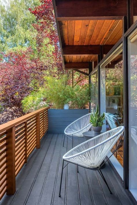 Learn the secrets of styling a midcentury home at Atomic-Ranch.com. - midcentury modern deck patio, outdoor living idea Balcony Mid Century Modern, Front Porch Decor Mid Century Modern, Mcm Deck Ideas, Mid Century Modern Decks, Front Porch Mid Century, Modern Japanese Front Yard, Mid Century Modern Balcony Railing, Mid Century Modern Deck Ideas, Deck House Mid Century