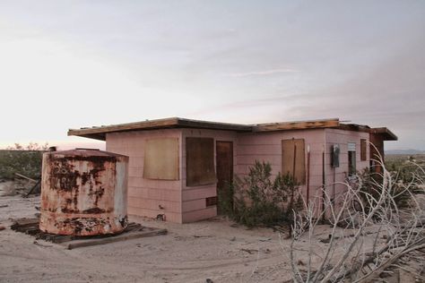 A Couple Buy a Collapsing Cabin For $7K in Joshua Tree and Revamp it Into a Desert Oasis - Photo 2 of 15 - Here is a look at the condition of the derelict home when the Smirkes purchased it in 2015. Fixer Upper House, Desert Living, Desert Dream, Desert Life, Desert Oasis, Desert Homes, Luz Natural, Covered Bridges, Desert Landscaping