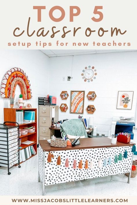 Desk Setup In Classroom, Tutoring Classroom Setup, Non Traditional Classroom Setup, Teacher Area Setup, Classroom Homework Board, Iss Classroom Setup, Elar Classroom Setup, Cute Teacher Desk Decor, Classroom Setup Checklist