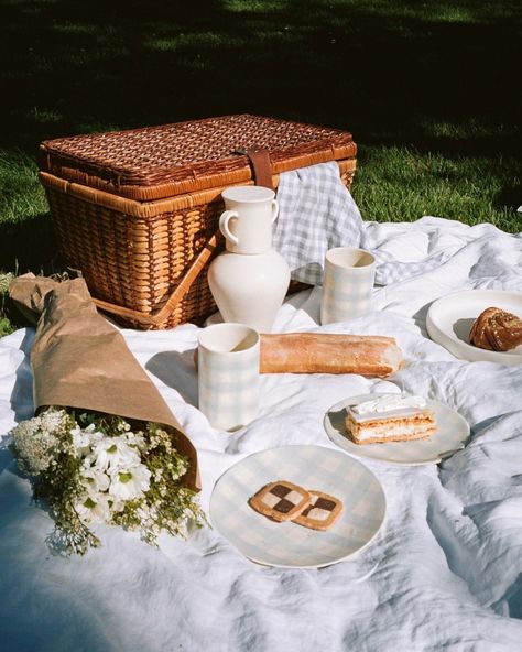 Rachel Saunders’s Instagram photo: “Welcome to the debut of our first ever collection of plates! An ode to picnicking in the grass, evoking the feeling of dining al fresco all…” Cottagecore Photoshoot, Cottagecore Picnic, Picnic Photography, Food Photoshoot, Dinner Club, Shots Ideas, Pic Nic, Perfect Picnic, Picnic Time