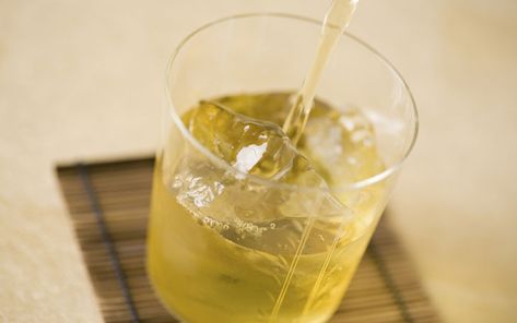 Let’s explore some Vietnamese Iced Tea recipes to see how this drink has taken Vietnamese streets like a storm. Vietnamese Iced Tea, Making Iced Tea, Iced Green Tea, Instant Tea, Iced Tea Recipes, Vietnamese Food, Tea Tasting, Lemon Tea, Tea Tins