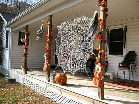 Halloween Spider Web Free Pattern by Deb Richeyphoto cr: snipchick @ravelry Hallowen Costume, Web Patterns, Crochet Halloween, Halloween Crochet Patterns, Deco Originale, Halloween Spider Web, Holiday Crochet, Spider Webs, Macrame Ideas