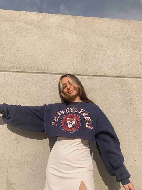 Crewneck With Skirt Outfit, Crewneck With Skirt, Navy Crewneck Outfit, Cropped Crewneck Outfit, White Crewneck Outfit, Crewneck Diy, Ootd Crewneck, Cropped Sweatshirt Outfit, Baggy Crewneck