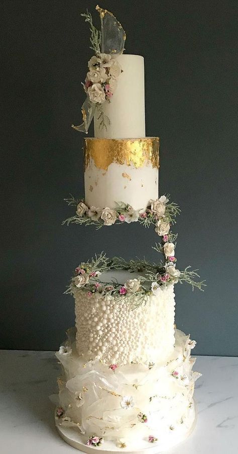 Cake With Pearls And Flowers, Mladenacke Torte, Wedding Cakes With Pearls, Pearl Wedding Cakes, Pearls Cake, Floating Cake, Pearl Wedding Cake, Modern Birthday Cakes, Wedding Cake Pearls