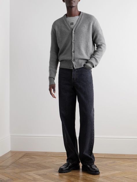 Alexandre Mattiussi designs for everyone, everywhere – his label, AMI PARIS has a reputation for versatile, reliable collections. This cardigan is knitted from a super soft blend of cashmere and wool and fastens with tonal horn buttons. Soft Cardigan Outfit, Men Cardigan Outfit, Gray Cardigan Outfit, Cardigan Outfit Men, Outfits With Grey Cardigan, Gray Outfits, Cardigan For Men, Mens Winter Fashion Outfits, Cardigan Outfit