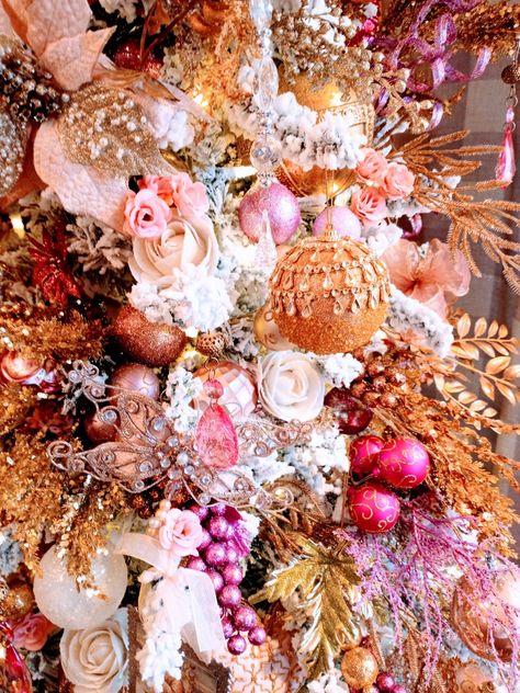 Marie Antoinette Christmas Tree, Marie Antoinette Christmas, Pink And Orange Christmas Tree, Orange Christmas Tree, Fancy Christmas, Holiday Inspo, Orange Christmas, Christmas Fruit, Elegant Christmas Trees