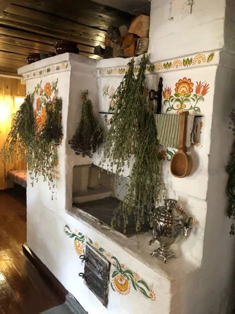 Ukrainian House Interior, Russian Interior Design Traditional, Slavic Interior, Russian Cottage, Russian Decor, Russian Interiors, Cottagecore Home, Mexican Wall, Color Script