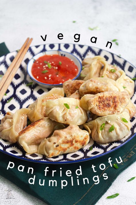 Tofu Dumpling Filling, Fry Dumpling Recipe, Tofu Dumplings, Vegetarian Dumpling, Veggie Appetizers, Momos Recipe, Vegan Dumplings, Pan Fried Tofu, Vegetable Dumplings