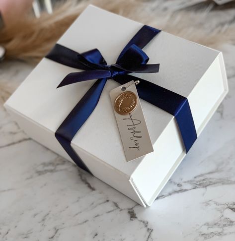 Jewellery Gift Box Ideas, Bow Packaging Ideas, White Gift Box Ideas, Box With Ribbon Packaging, Box Ribbon Packaging, Birthday Gift Box Ideas, Gift Packing Ideas, Box Gift Ideas, White Ribbon Bow