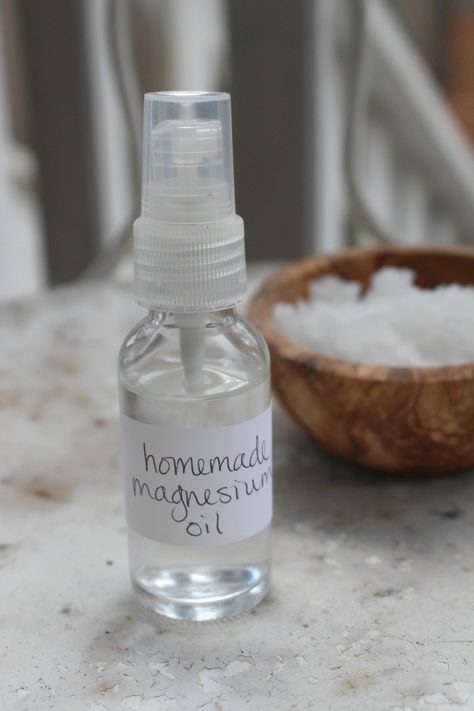 Magnesium Oil Diy, Magnesium Flakes, Herbal Academy, Magnesium Oil Spray, Magnesium Lotion, Magnesium Spray, Magnesium Benefits, Magnesium Oil, Diy Sprays