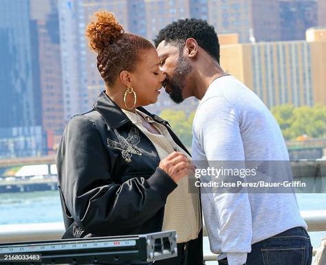 Queen Latifah and Tory Kittles are seen filming a scene at "The... Queen Latifah Girlfriend, Tory Kittles, Queen Latifah Style, Amy Macdonald, The Equalizer, Queen Latifah, Island City, Long Island City, Equalizer