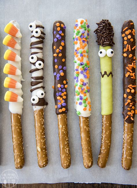 Halloween pretzels are fun and spooky chocolate covered pretzels, topped with sprinkles, candy corn, candy eyes and more to make them a perfect treat for Halloween time! Creamsicle Recipes, Thanksgiving Crockpot, Cob Recipes, Shortcake Recipes, Diy Terrariums, Rainbow Recipes, Pretzel Recipes, Dessert Lasagna, Lush Dessert