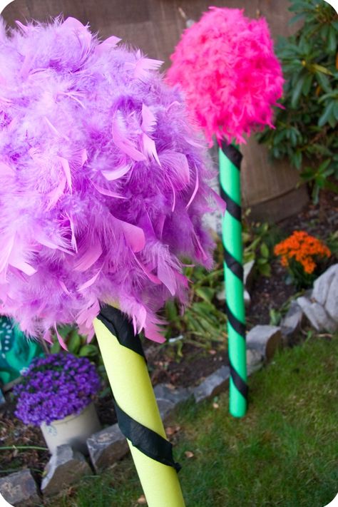 How to make truffula trees for your house or garden. Diy Truffula Trees, Lorax Birthday, Lorax Party, Weird Animals Vbs, Truffula Trees, Trees Diy, Seuss Crafts, Whoville Christmas, Grinch Party