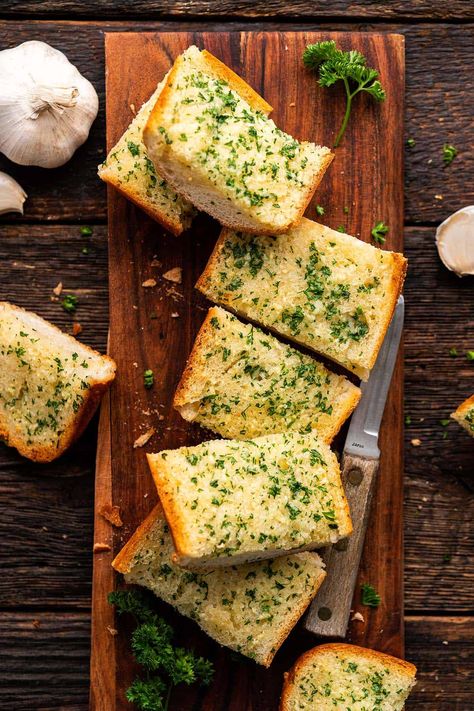 overhead view of platter of french bread garlic bread on rustic wood table Garlic Bread Photography, Garlic Bread Plating, How To Cook Garlic, Homemade Garlic Bread Recipe, Make Garlic Bread, Homemade Garlic Bread, Vegetarian Italian, Garlic Bread Recipe, Cheesy Garlic Bread