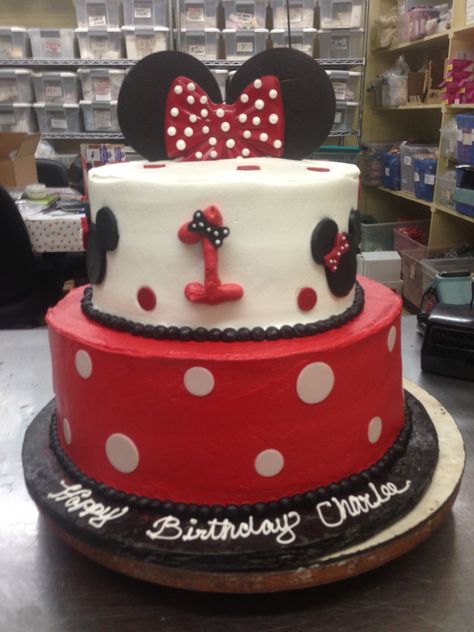 This cute mini mouse cake was made by using butter cream and a technique where you freeze the buttercream icing and cut your shape and outs of the buttercream and place it on your cake while frozen. The mini mouse heads were done using this technique. #MinnieMouseCakes #DisneyCakes Minnie Mouse Cake, Mouse Cake, Buttercream Icing, Disney Cakes, Mini Mouse, Butter Cream, Frozen, Butter, Blouses