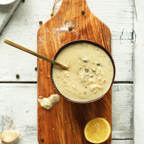 A creamy, hummus-based vegan Caesar Dressing in just 5 minutes with simple ingredients! The perfect plant-based dressing for salads. Vegan Caesar Dressing, Vegan Dressings, Creamy Hummus, Vegan Caesar, Vegan Dips, Vegan Salad Dressing, Creamy Salad Dressing, Vegan Dressing, Resep Salad