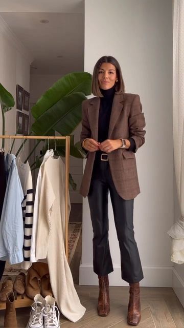 Streetstyle Daily on Instagram: "Blazer looks 🤎👌🏻 1-6? @elena_lbenito" Blazer Marrone Outfit, How To Style A Brown Blazer, Dark Brown Blazer Outfits For Women, Blazer Marron Outfit, Blazer Brown Outfit, Brown Leather Blazer Outfit, London Autumn Outfit, Camel Blazer Outfits Women, Chocolate Brown Outfit