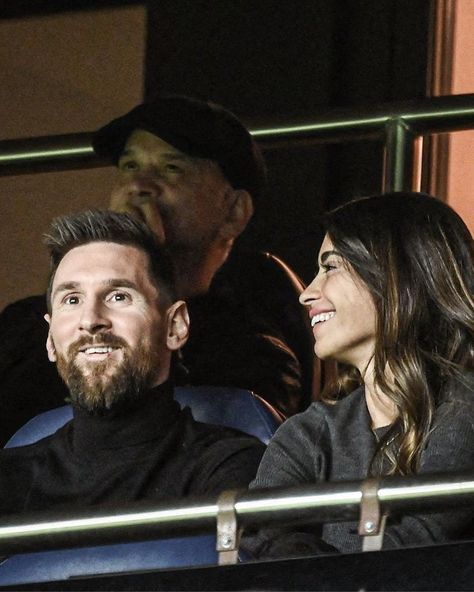 Messi Antonella Roccuzzo, Messi Antonella, Messi And Antonella, Soccer Wife, Messy Girl Aesthetic, Lionel Messi Wife, Messi And Wife, Antonella Messi, Sports Drawing