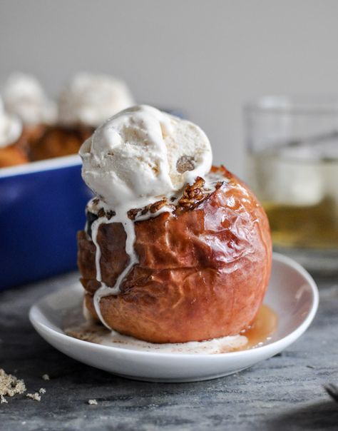 Bourbon Baked Apples.....ummm, yes please. Baked Apples Recipe, Bake Sweets, Baked Apple Recipes, Fall Foods, Baked Apples, How Sweet Eats, Eat Dessert, Fruit Recipes, Sweets Treats