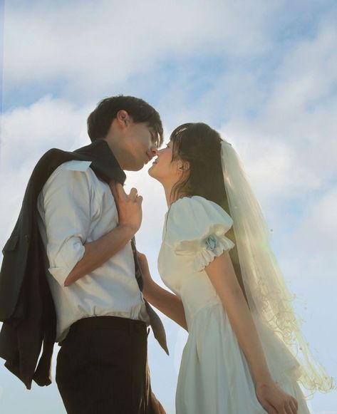 Korean Wedding Photography, Pre Wedding Photoshoot Outdoor, Couple Poses Reference, Wedding Photoshoot Poses, Wedding Picture Poses, 사진 촬영 포즈, Korean Wedding, Human Poses Reference, Human Poses