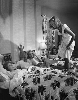 Slumber party in 1955. This is amazing! Slumber Party, Photo Vintage, Vintage Life, Slumber Parties, Bw Photo, Vintage Pictures, The Good Old Days, Mode Vintage, Up Girl