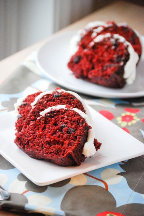 Red Velvet Chocolate Chip Bundt Cake--Topping this cake with white chocolate buttercream takes it to another level! Cake With Chocolate Chips, Red Velvet Bundt Cake, Red Velvet Chocolate, Chocolate Chip Bundt Cake, Cake Bundt, Cupcakes Red Velvet, Bolo Red Velvet, Cocoa Cake, Velvet Cake Recipes