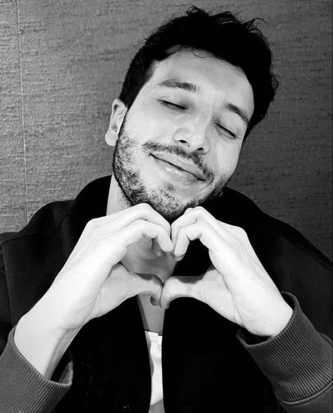 Sebastian Yatra, Spanish Artists, Abraham Lincoln, Future Husband, Che Guevara, Historical Figures, Gift Ideas, Black And White, Fictional Characters