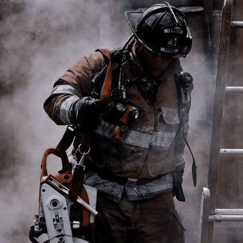 Firefighter Aesthetic, Firefighter Images, Michael Supernatural, Firefighter Photography, Firefighter Pictures, Female Firefighter, Julia Michaels, Female Fighter, Chicago Fire