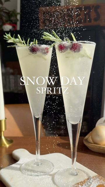 Nikki Sips 🤘🏻🍸 on Instagram: "Where are my spritz drinkers at?! Made a wintry version just for you, friends 🫶🏼🥂. ____ Snow Day Spritz (for 2) You’ll Need: 3 oz white cranberry juice 2 oz orange liqueur Prosecco, to top Couple cranberries 2 rosemary sprigs Powdered sugar (optional) Edible glitter (non-negotiable 😉) In a shaker, combine white cranberry, orange liqueur, and edible glitter. Strain into champagne flute. Top with Prosecco and garnish with cranberries and a rosemary sprig. Sprinkle some powdered sugar for snowy effect 🥂🫶🏼❄️ #spritz #prosecco #christmascocktails #holidaydrinks" White Cranberry Juice, Orange Liqueur, Refreshing Drinks Recipes, Cocktail Dinner, Easy Drink Recipes, Winter Cocktails, Rosemary Sprigs, Festive Drinks, Party Food And Drinks