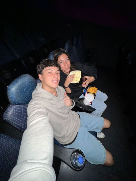 Cinema Movie Theatre Couple Pics, Cinema Couple Aesthetic, Couple At The Movies, Movie Theater Couple Pictures, Cinema With Boyfriend, Couple In Cinema, Cinema Photo Ideas, Movie Theatre Aesthetic, Cinema Couple