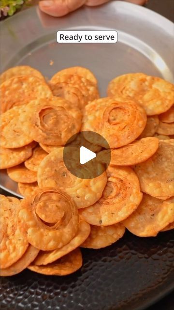 Diwali Dishes Recipe, Diwali Snacks Recipe Videos, Diwali Snacks Ideas, Diwali Recipes Sweets, Mathri Recipe Indian Snacks, Diwali Recipes Snacks, Namakpare Recipe, Diwali Snacks Recipe, Diwali Dishes