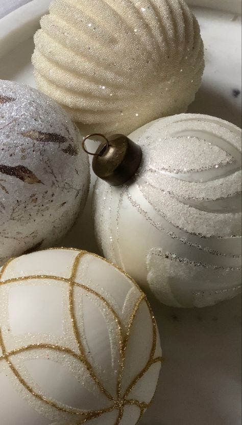 White Christmas Aethstetic, Gold And White Christmas Aesthetic, White Christmas Esthetics, Gold Winter Aesthetic, Silver And Gold Christmas Aesthetic, Christmas Aesthetic White And Gold, Gold Christmas Aesthetic, Christmas Aethstetic, White Snowy Christmas Aesthetic