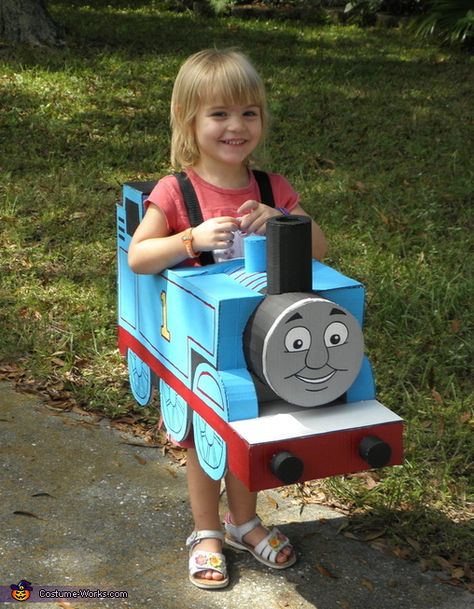 Thomas the Tank Engine. View more EPIC cosplay at http://pinterest.com/SuburbanFandom/cosplay/... Thomas The Train Costume, Train Costume, Diy Fantasia, Halloween Costume Design, Thomas Train, Halloween Parade, Diy Halloween Costumes For Kids, Homemade Halloween Costumes, Halloween Costume Contest