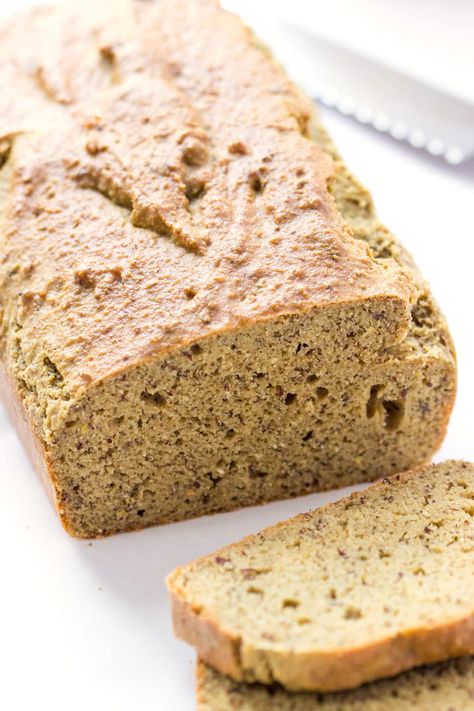 The EASIEST gluten-free bread -- this quinoa almond flour bread uses no yeast, bakes in 30 minutes and tastes amazing! Quinoa Flour Recipes, Almond Flour Bread Recipes, Quinoa Bread, Quinoa Flour, Almond Flour Bread, Almond Bread, Savory Breads, Flour Bread, Life Challenge